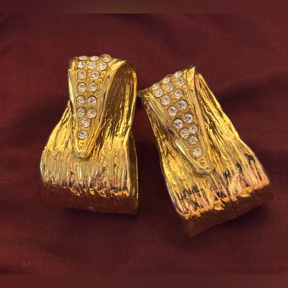 VTG MOB WIFE GOLD RIBBON CLIP ON EARRINGS!!